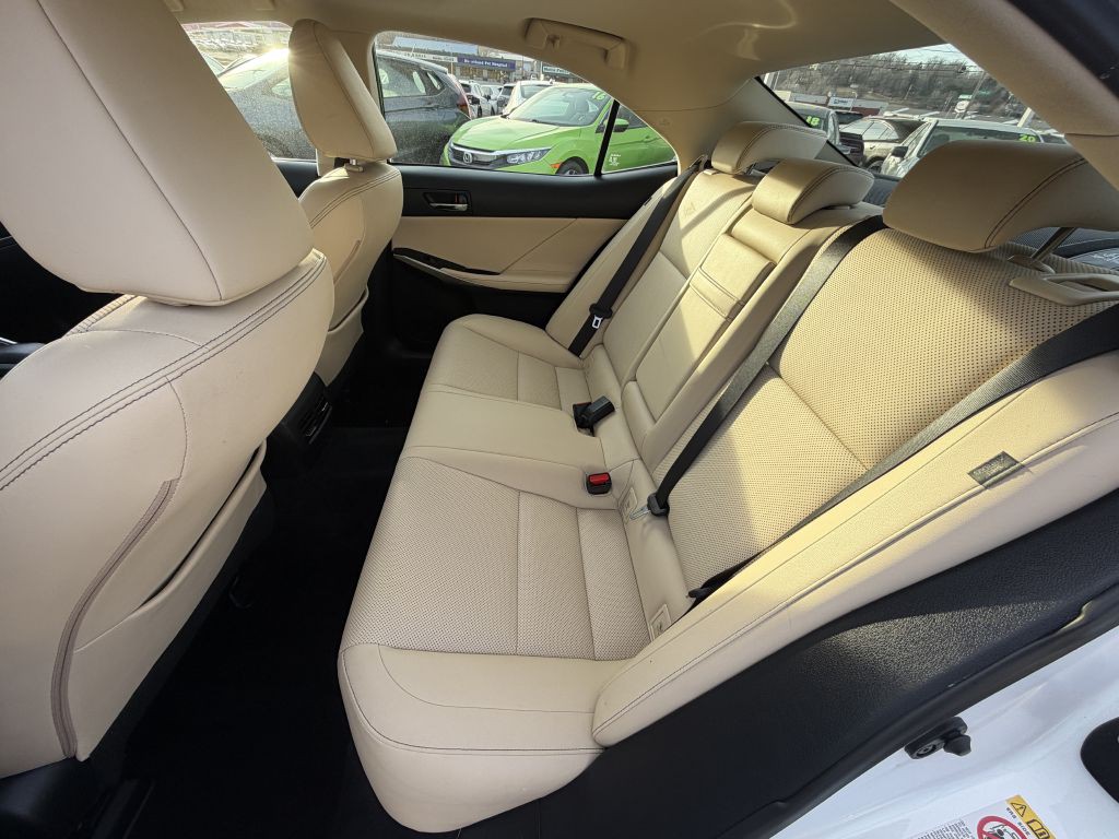2016 Lexus IS Image 11