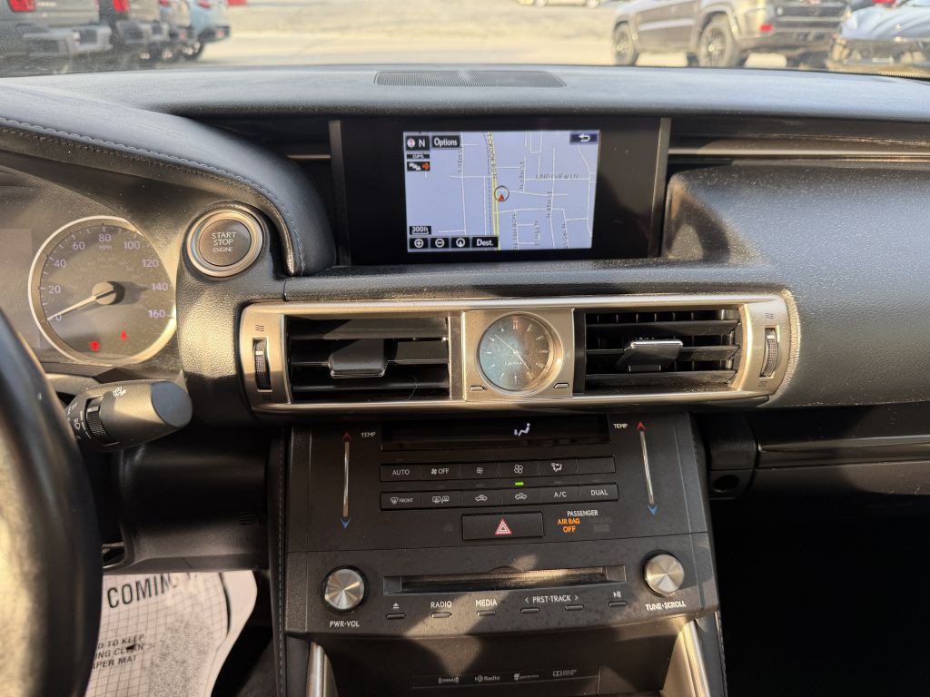 2016 Lexus IS Image 16