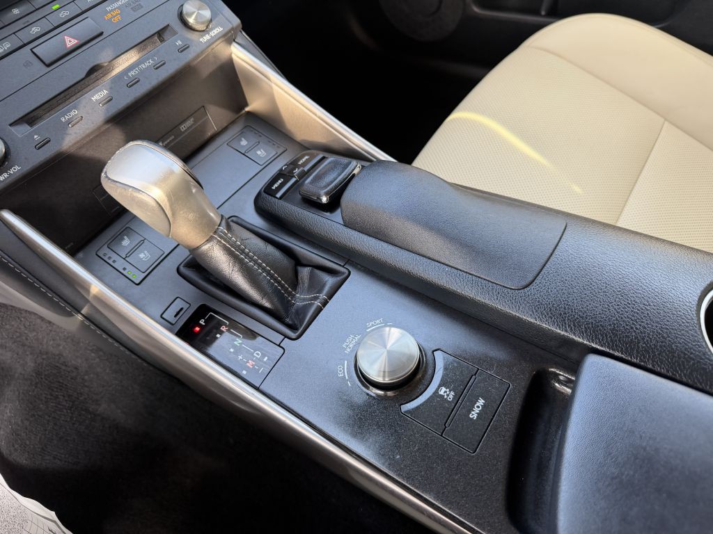 2016 Lexus IS Image 19
