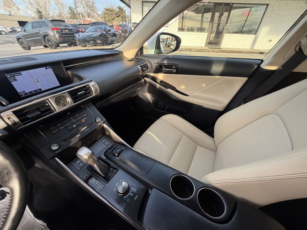 2016 Lexus IS Image 20