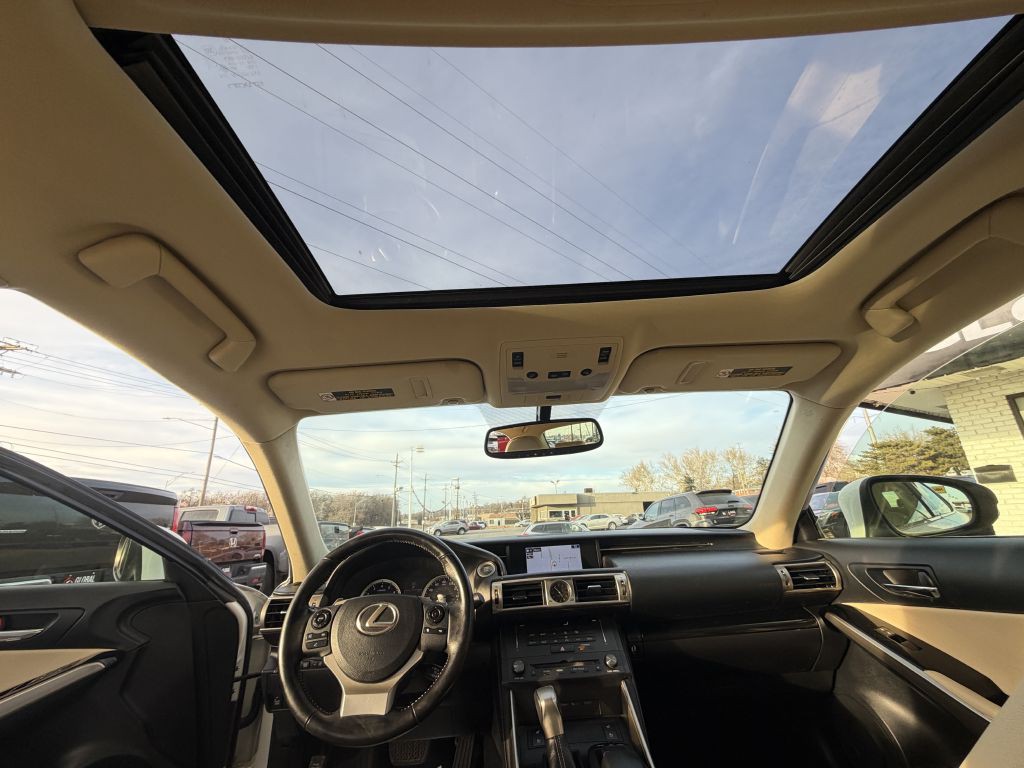 2016 Lexus IS Image 21