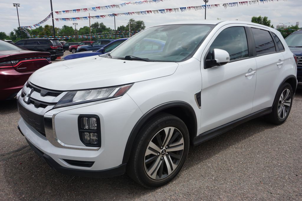 2022 Mitsubishi Outlander Image 2