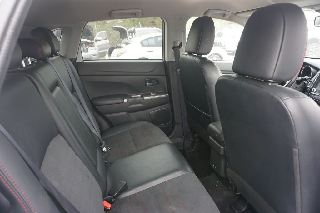 2022 Mitsubishi Outlander Image 9