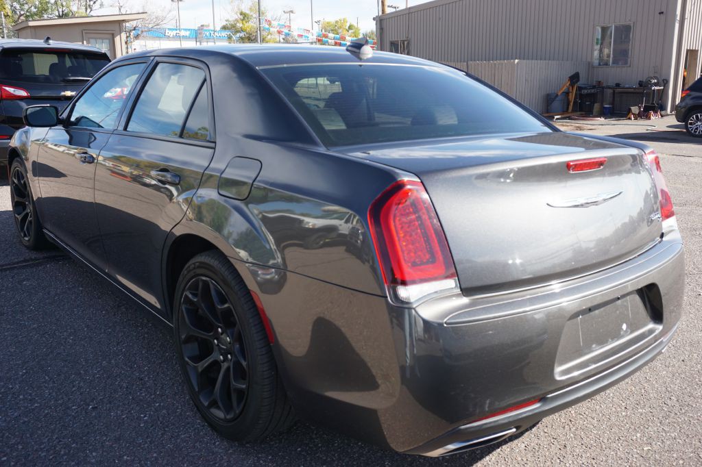 2019 Chrysler 300 Image 4