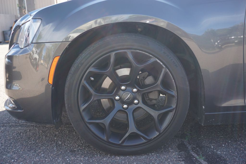 2019 Chrysler 300 Image 6
