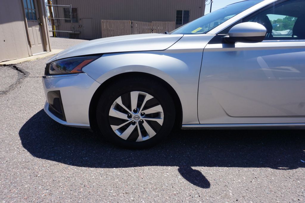 2023 Nissan Altima Image 2