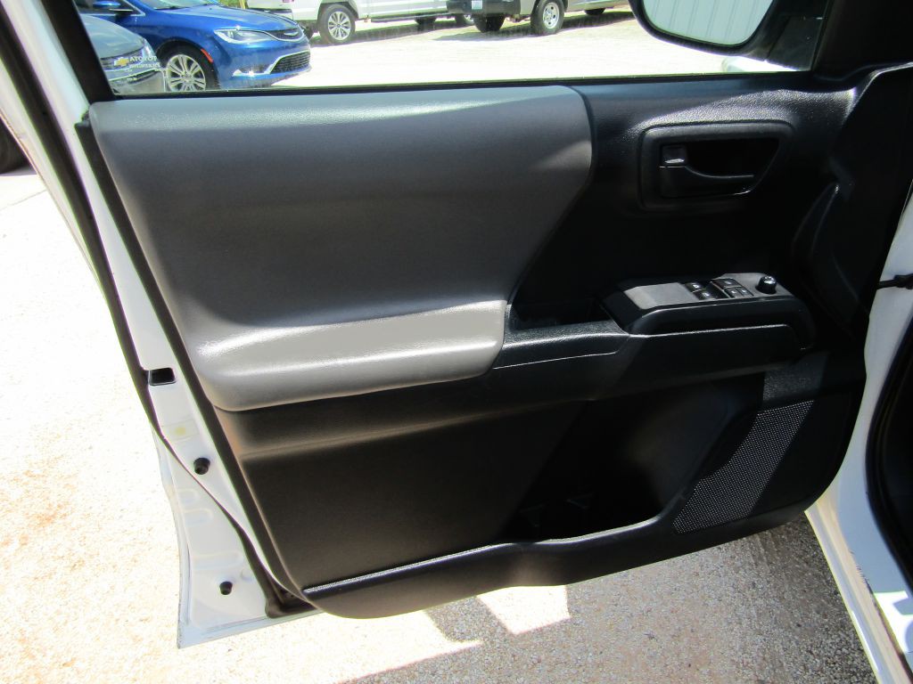2016 Toyota Tacoma Image 18