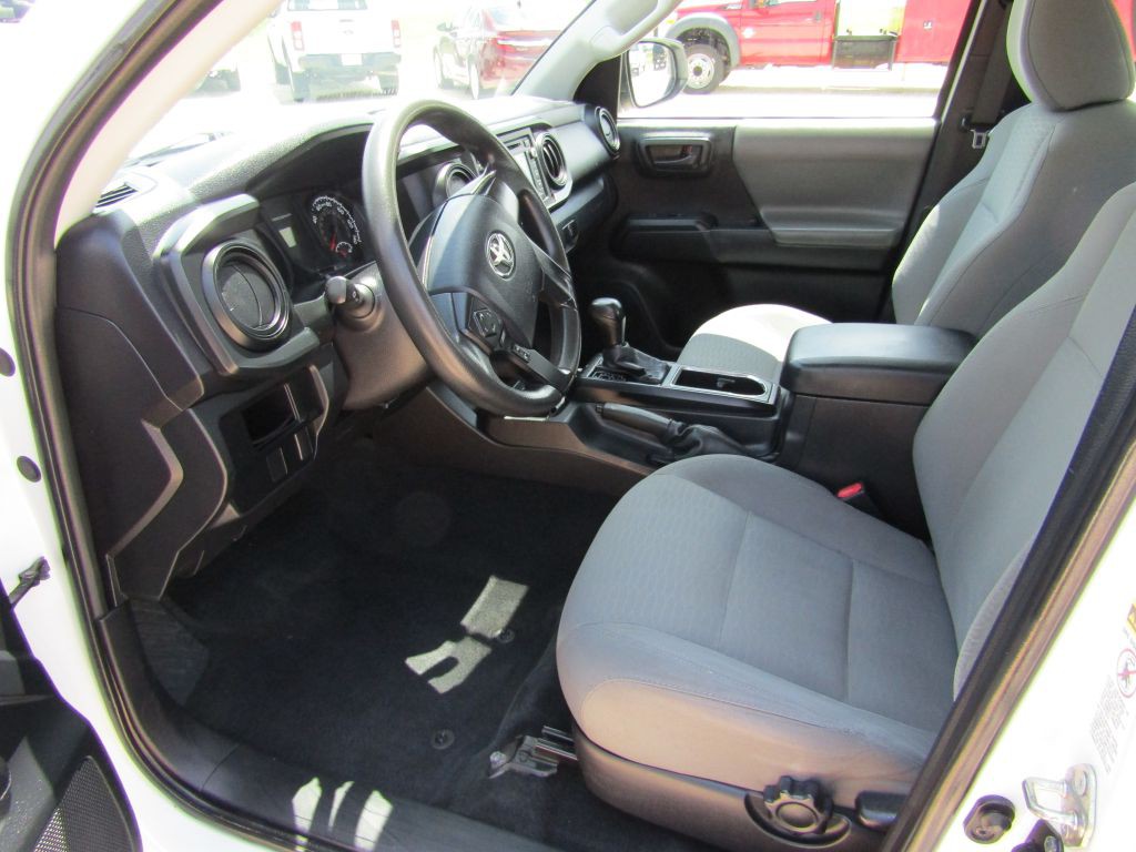2016 Toyota Tacoma Image 19