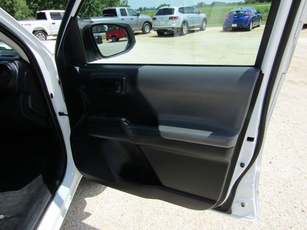 2016 Toyota Tacoma Image 21