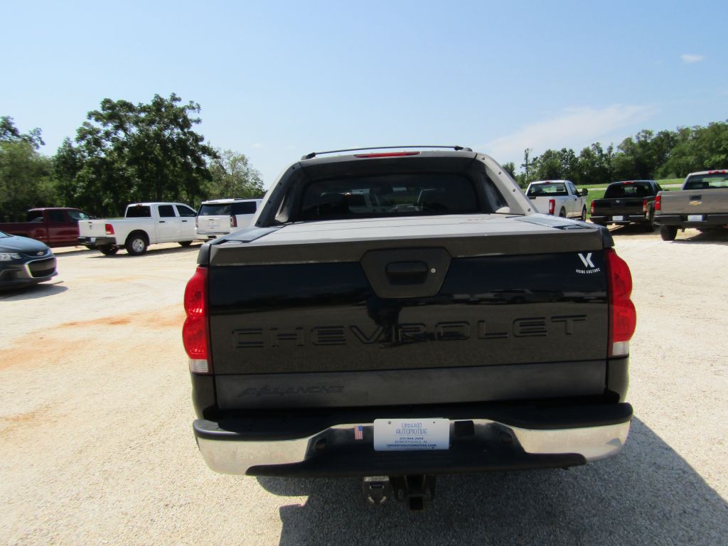 2004 Chevrolet Avalanche Image 10