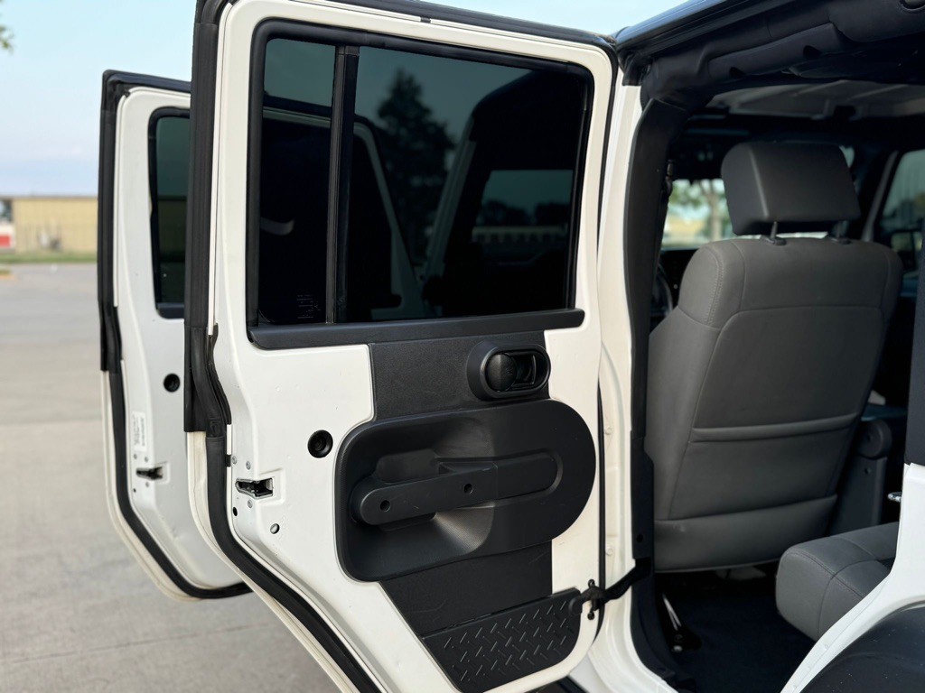 2010 Jeep Wrangler Unlimited Image 21