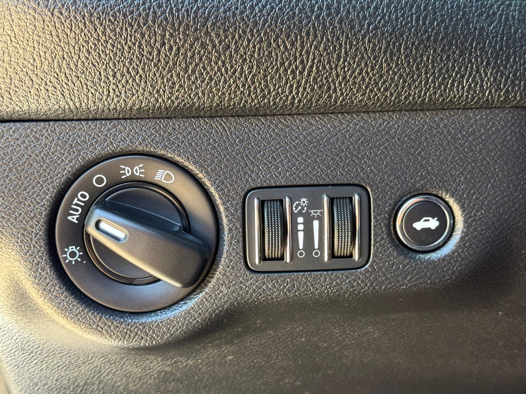 2016 Dodge Challenger Image 8