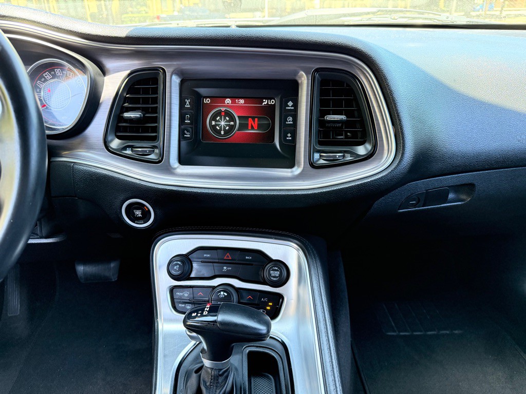 2016 Dodge Challenger Image 15