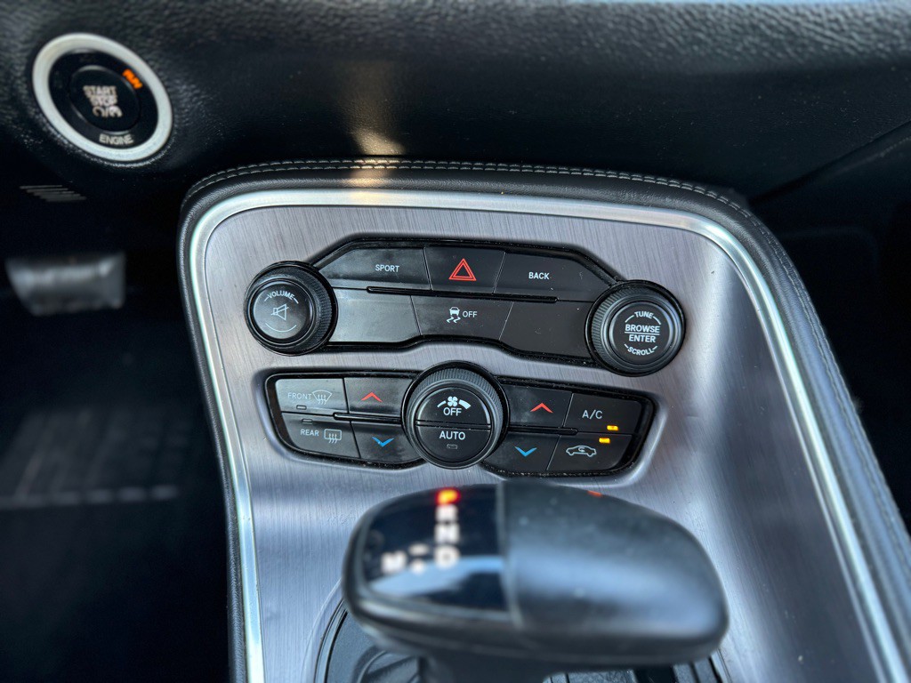 2016 Dodge Challenger Image 19