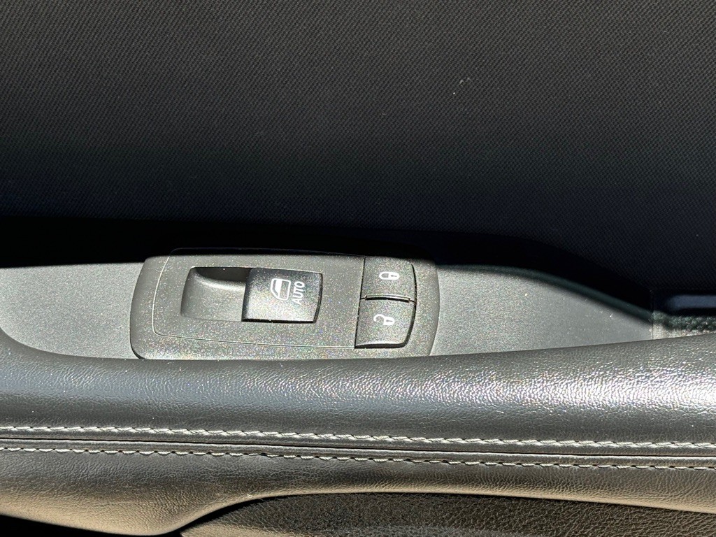 2016 Dodge Challenger Image 22