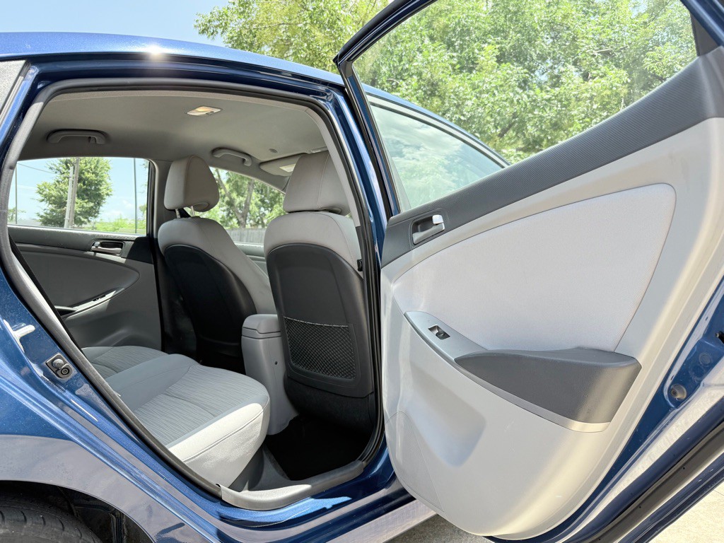 2017 Hyundai Accent Image 27