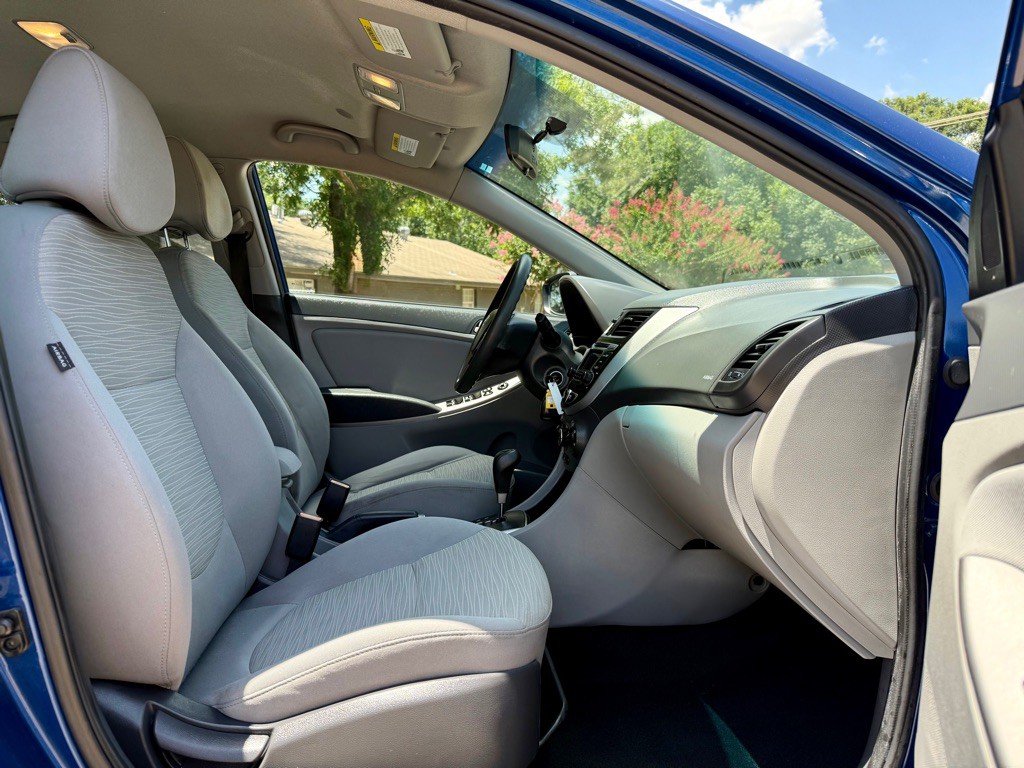 2017 Hyundai Accent Image 29