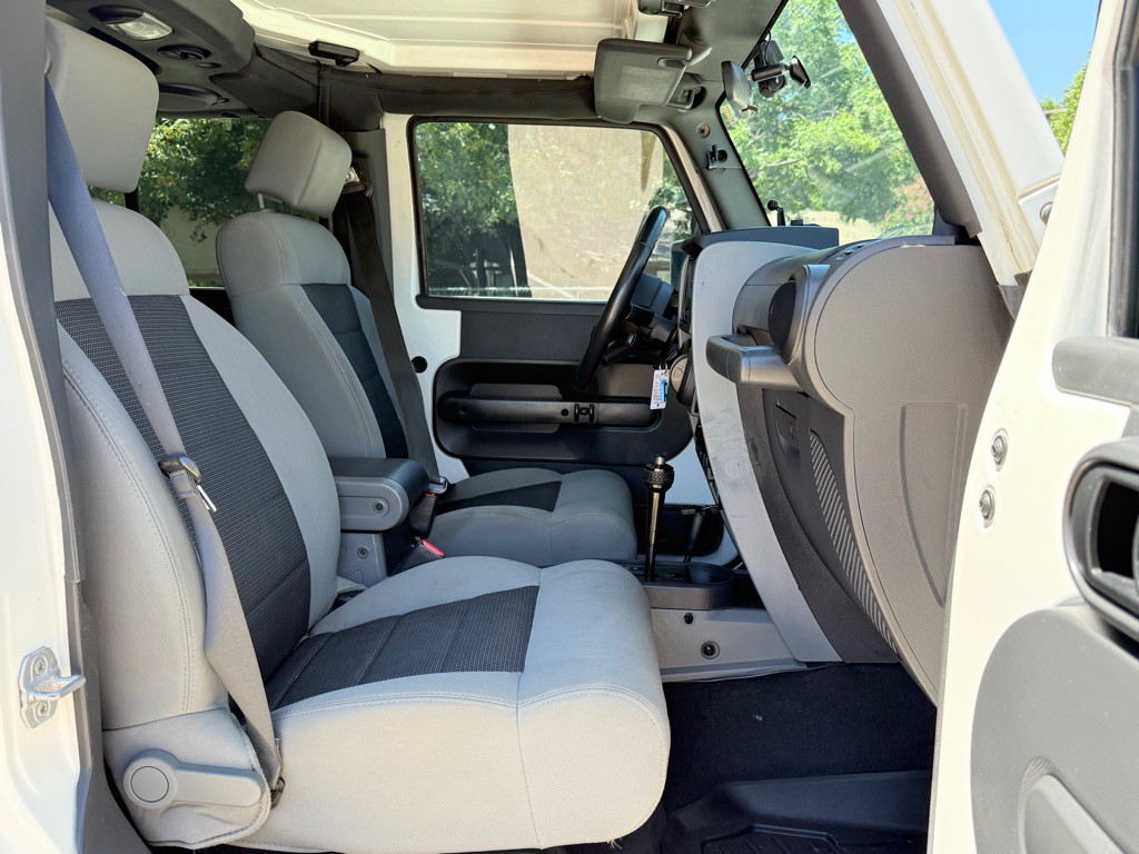 2010 Jeep Wrangler Unlimited Image 21