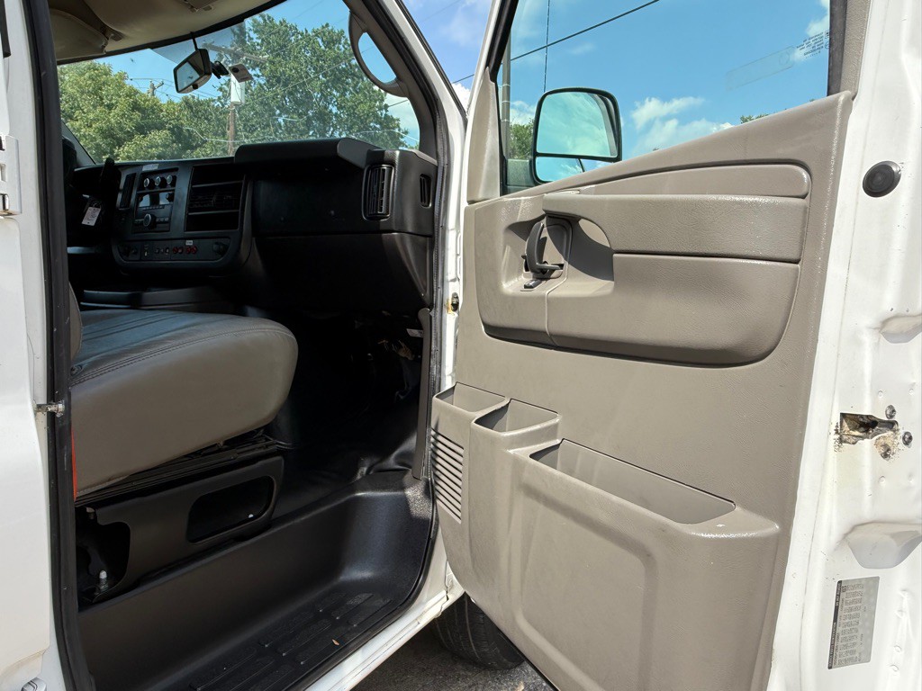 2014 Chevrolet Express Image 20