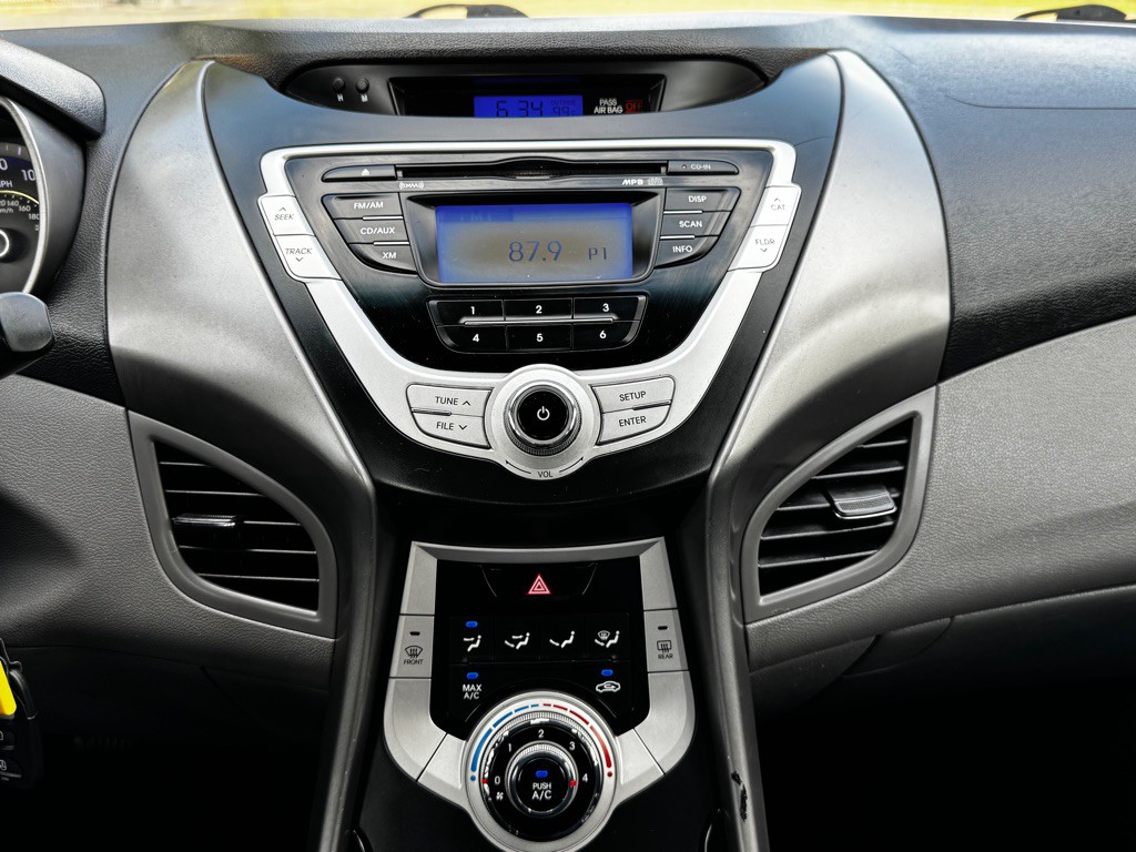2012 Hyundai Elantra Image 16