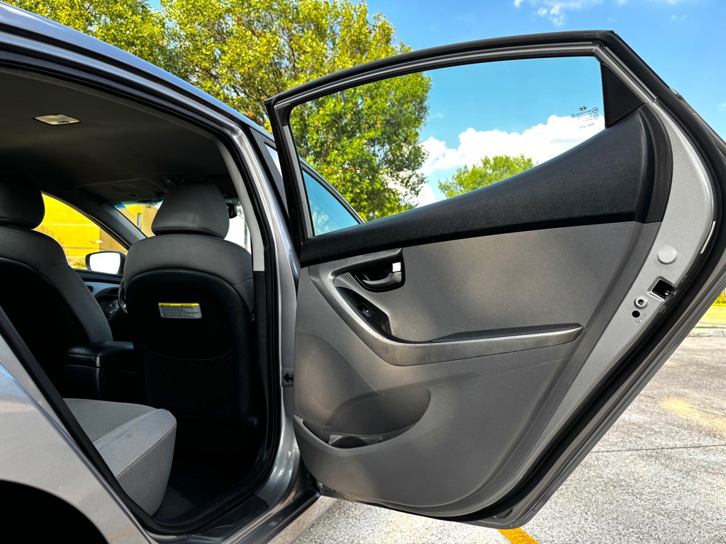 2012 Hyundai Elantra Image 19