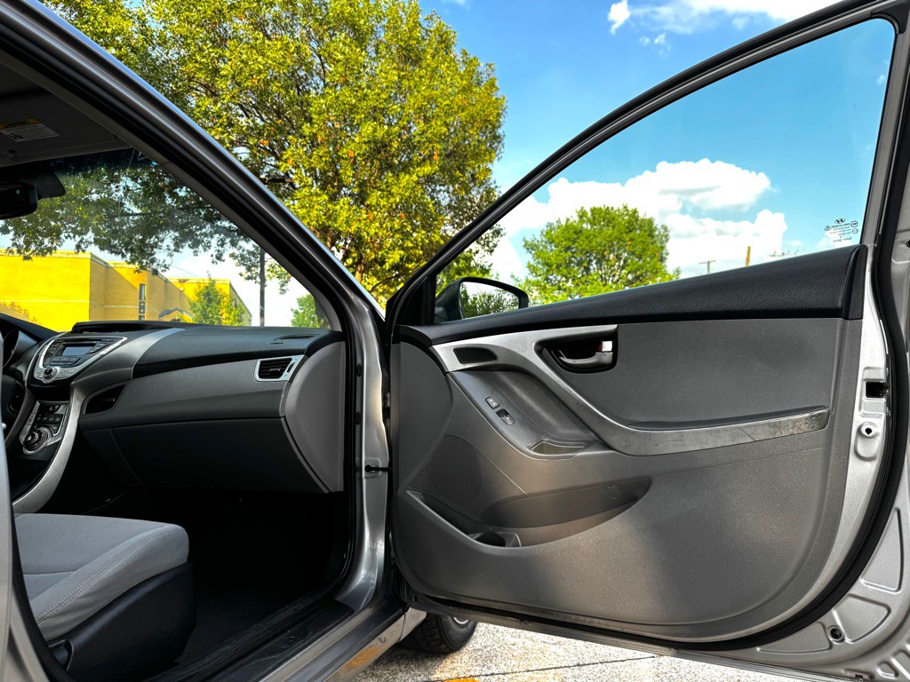 2012 Hyundai Elantra Image 21