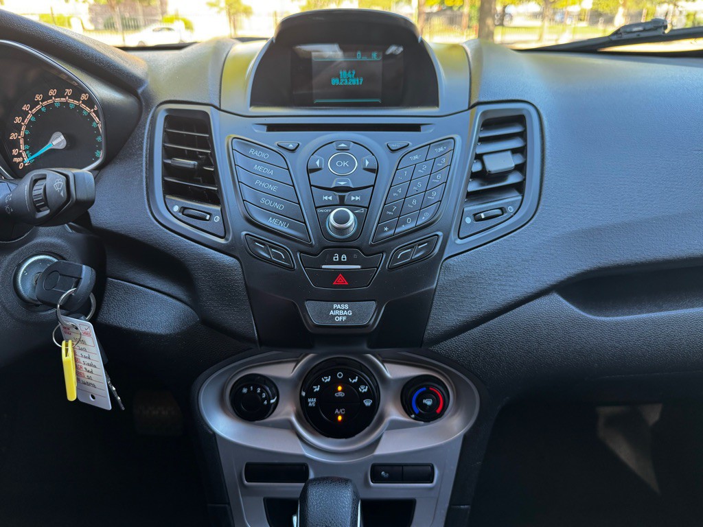 2017 Ford Fiesta Image 18