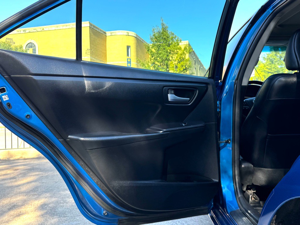 2016 Toyota Camry Image 21