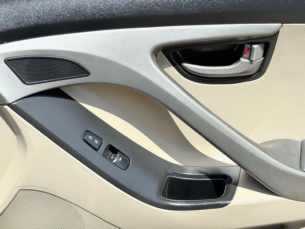 2016 Hyundai Elantra Image 26