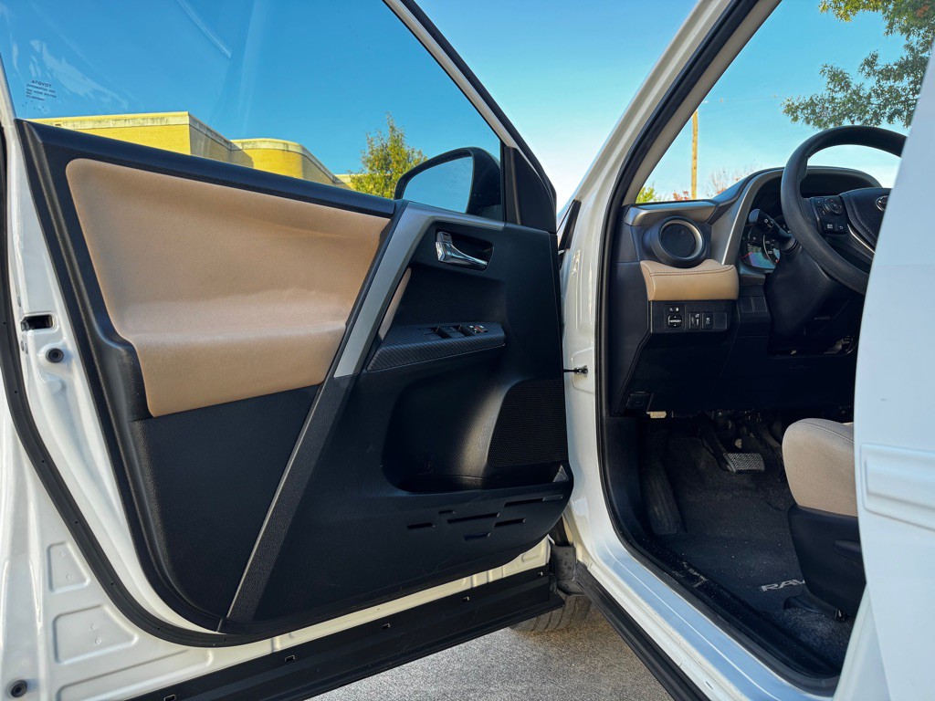 2015 Toyota Rav4 Image 6