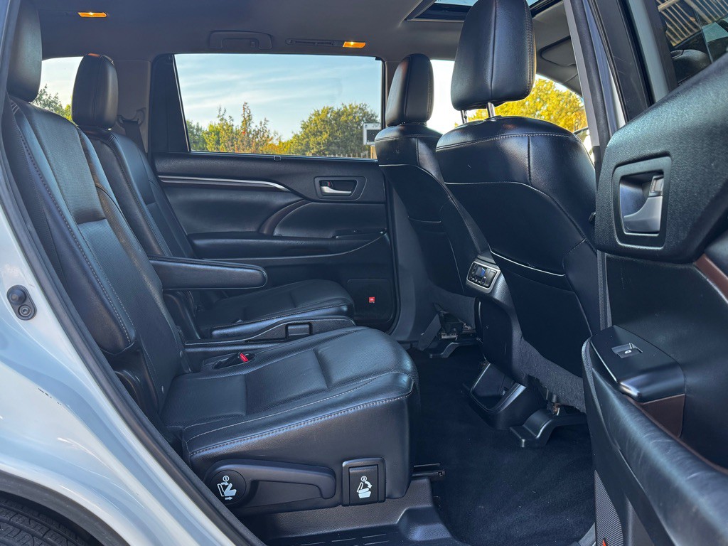 2015 Toyota Highlander Image 28