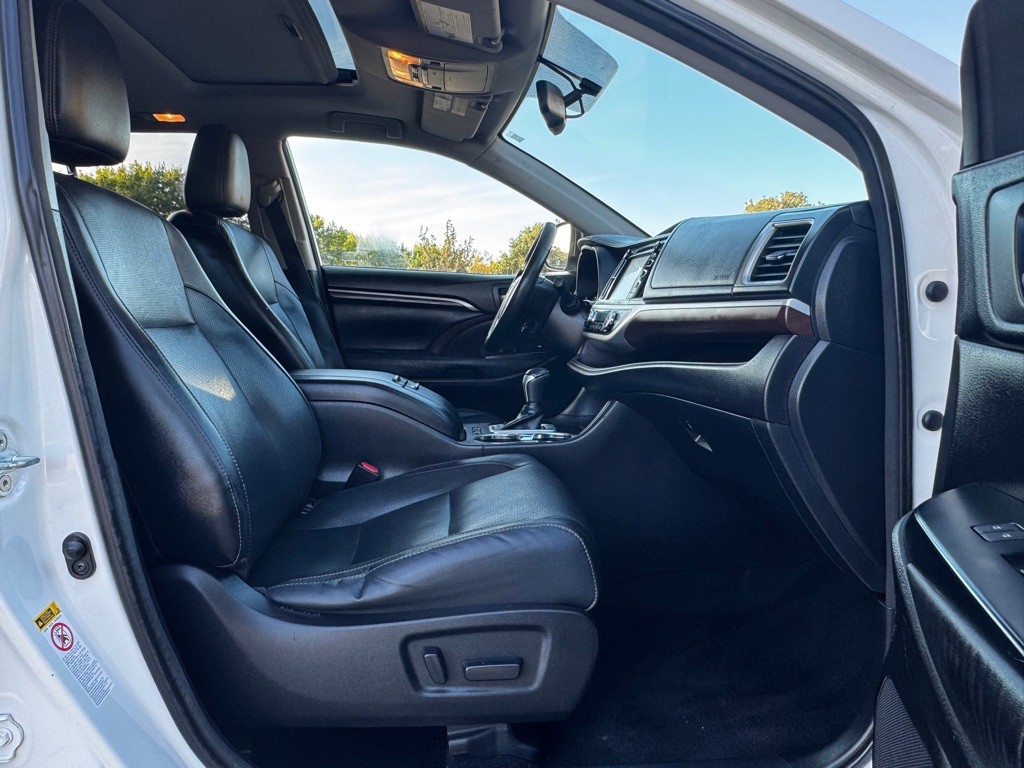 2015 Toyota Highlander Image 30