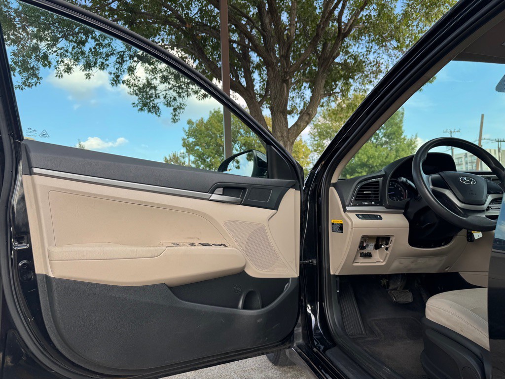 2017 Hyundai Elantra Image 5