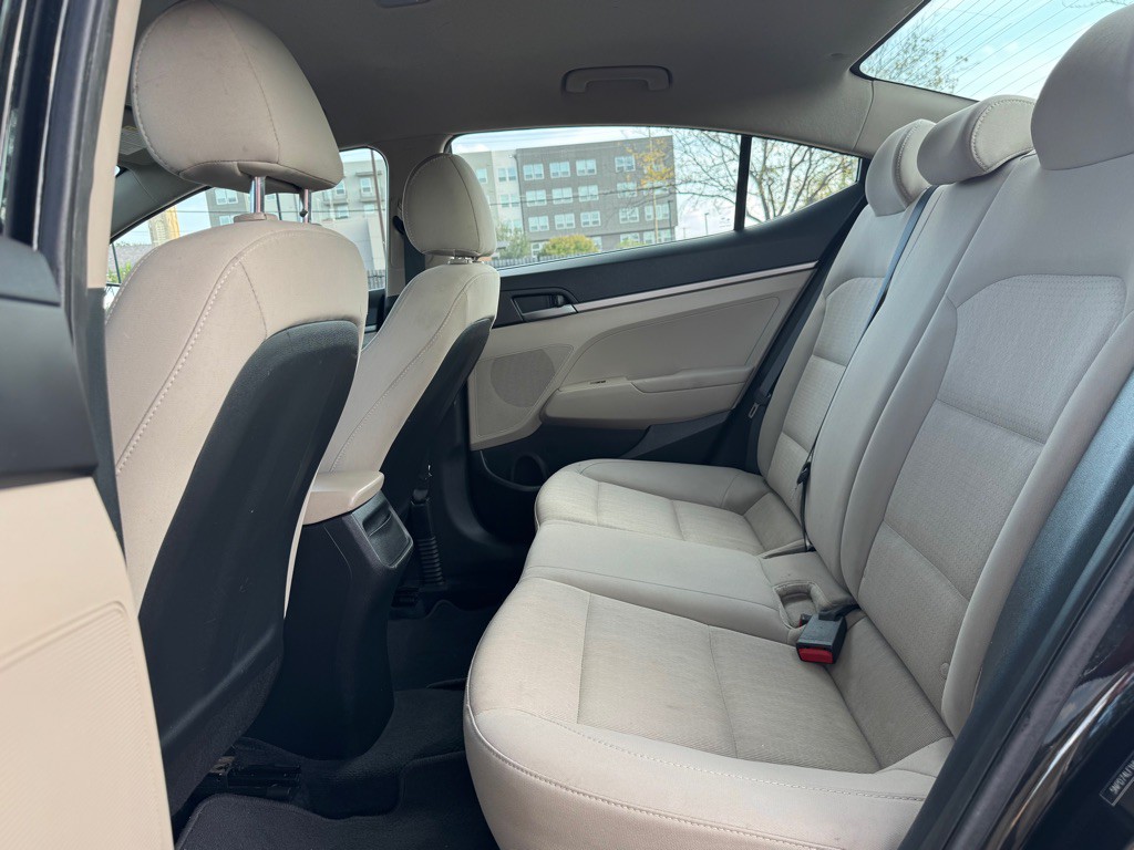 2017 Hyundai Elantra Image 17