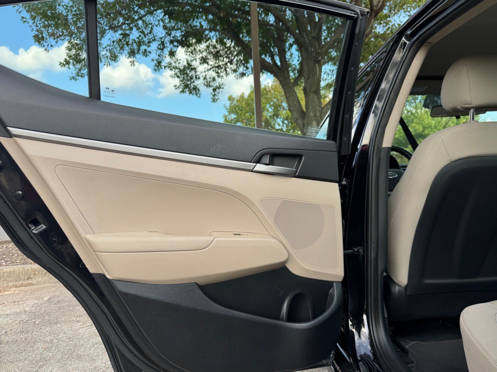 2017 Hyundai Elantra Image 18