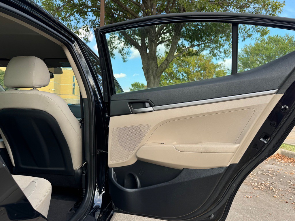 2017 Hyundai Elantra Image 19