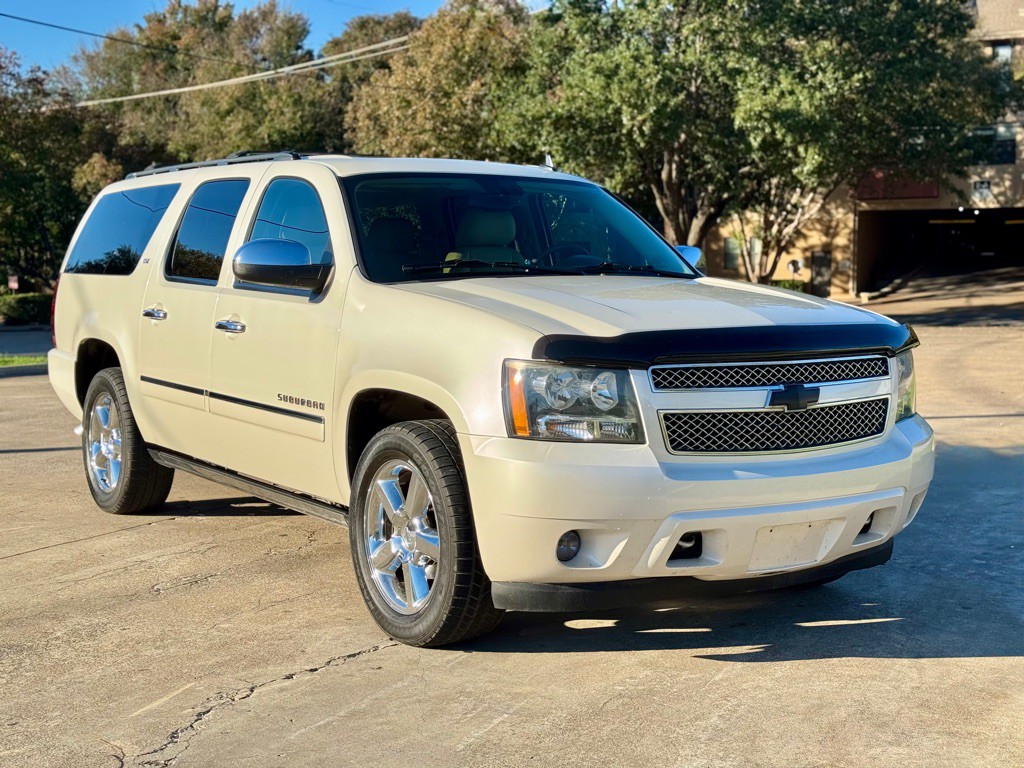 2014 Chevrolet Suburban Image 2