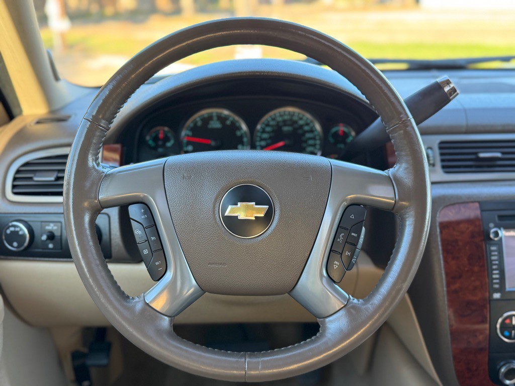 2014 Chevrolet Suburban Image 10