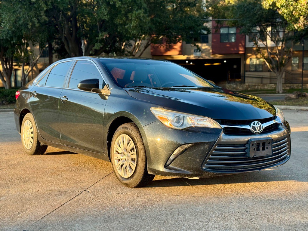 2017 Toyota Camry Image 2