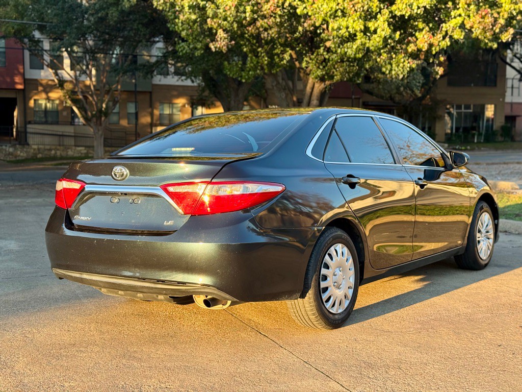 2017 Toyota Camry Image 3