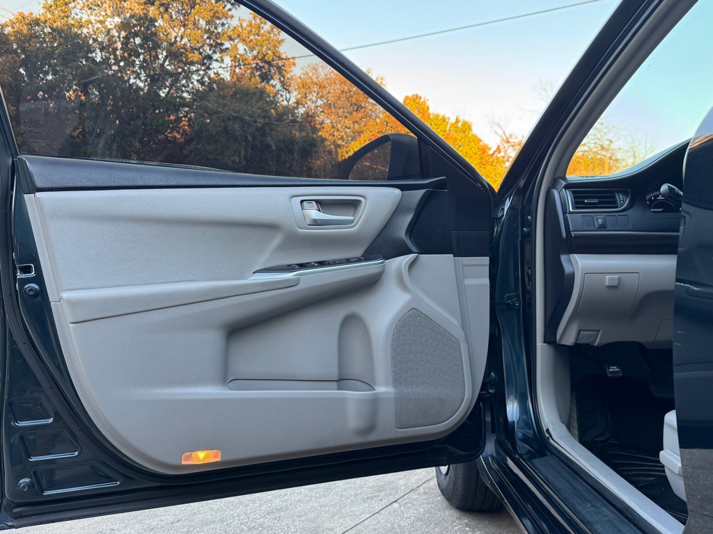 2017 Toyota Camry Image 5