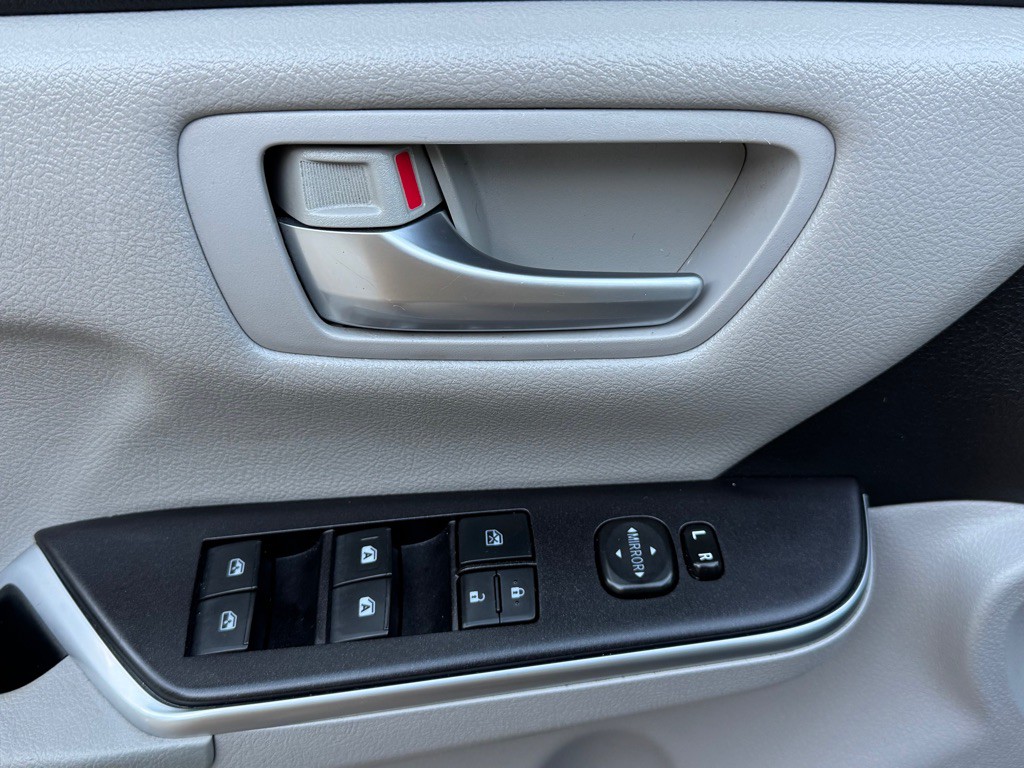 2017 Toyota Camry Image 6