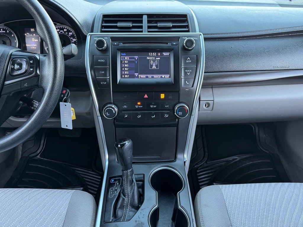 2017 Toyota Camry Image 16