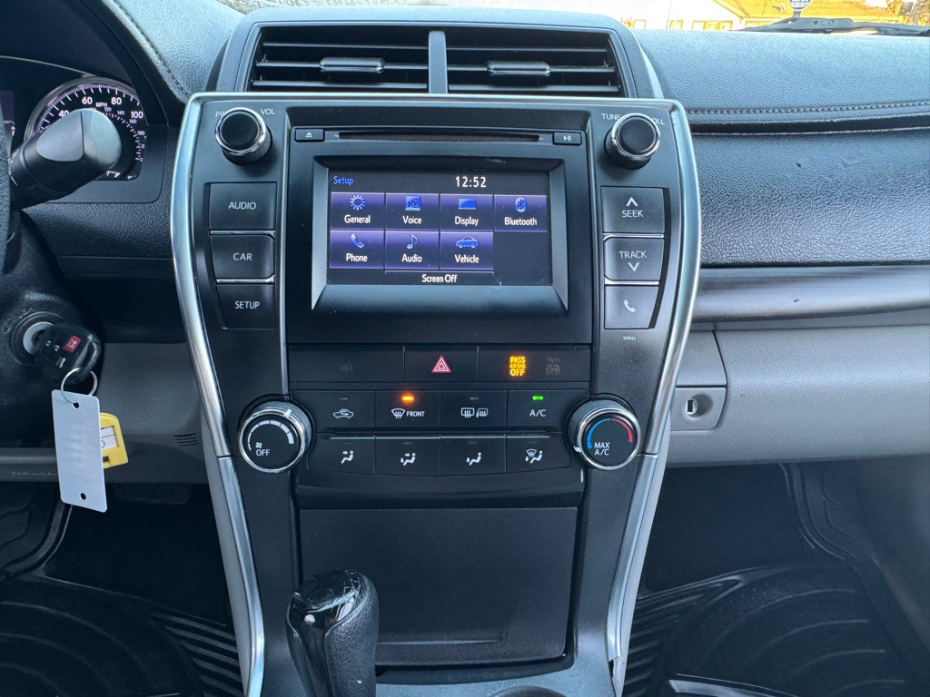 2017 Toyota Camry Image 18