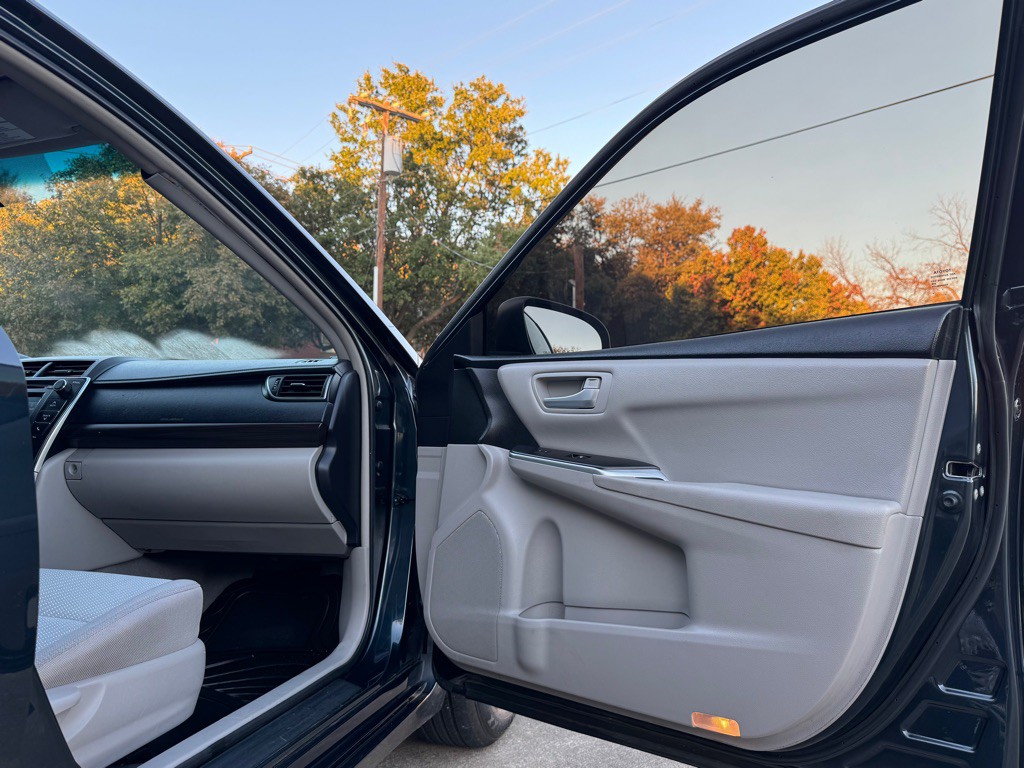 2017 Toyota Camry Image 25