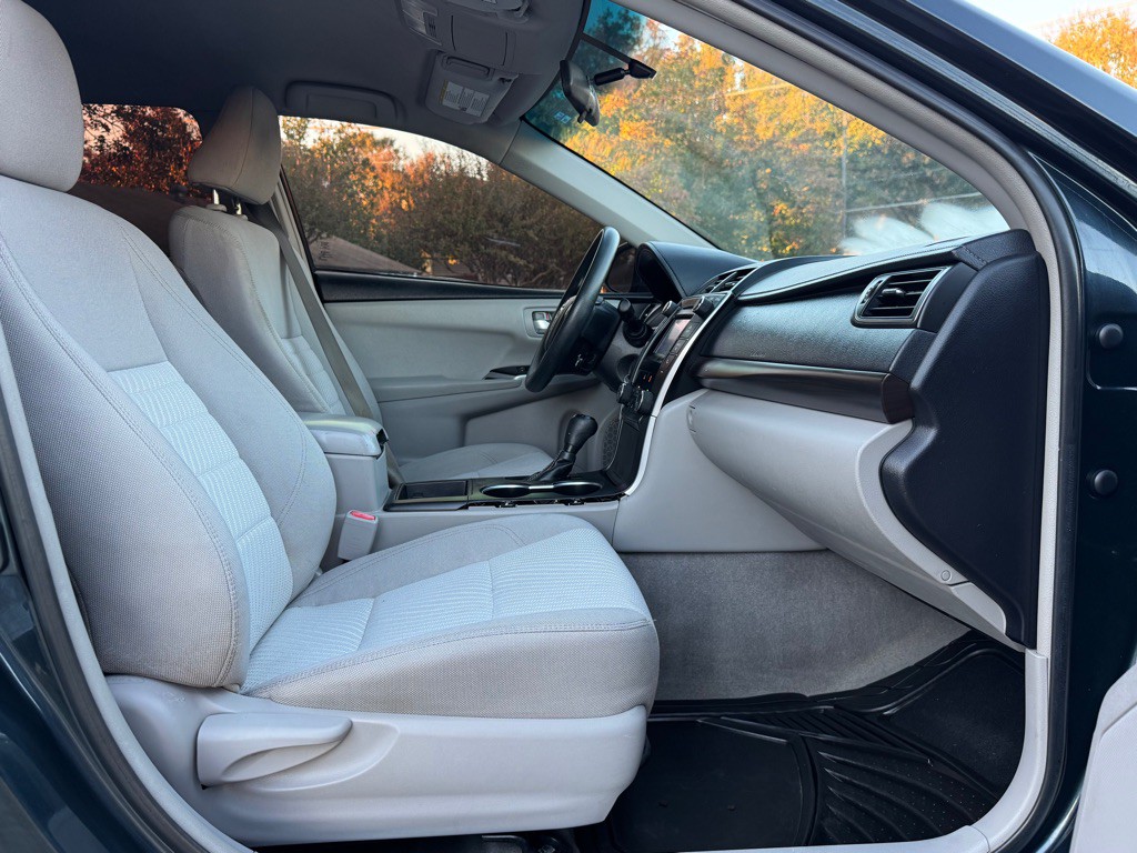 2017 Toyota Camry Image 26