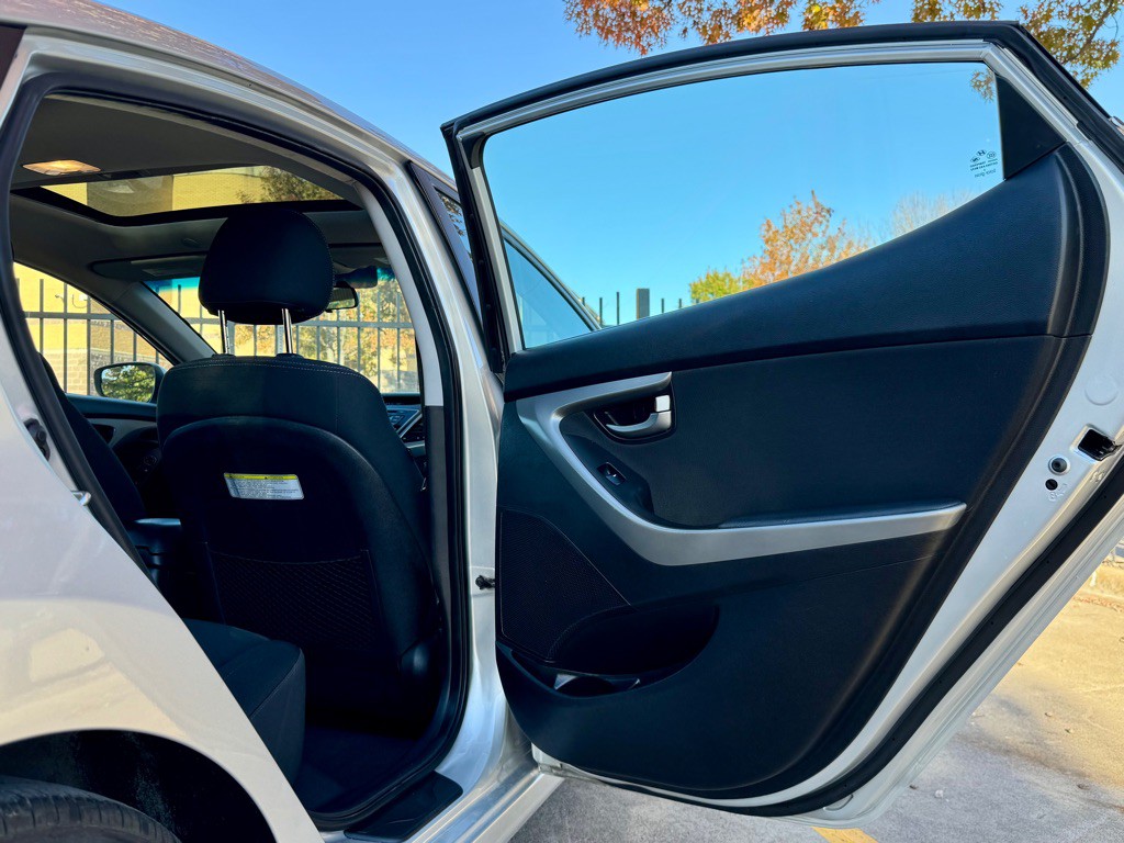 2015 Hyundai Elantra Image 24
