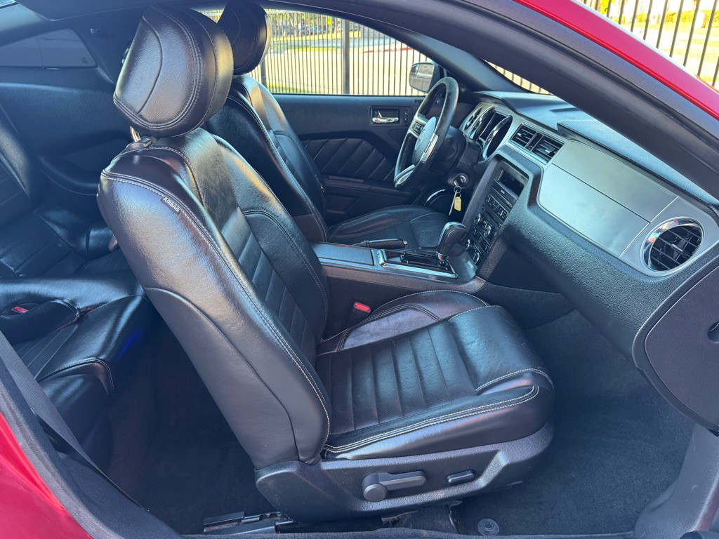 2013 Ford Mustang Image 21