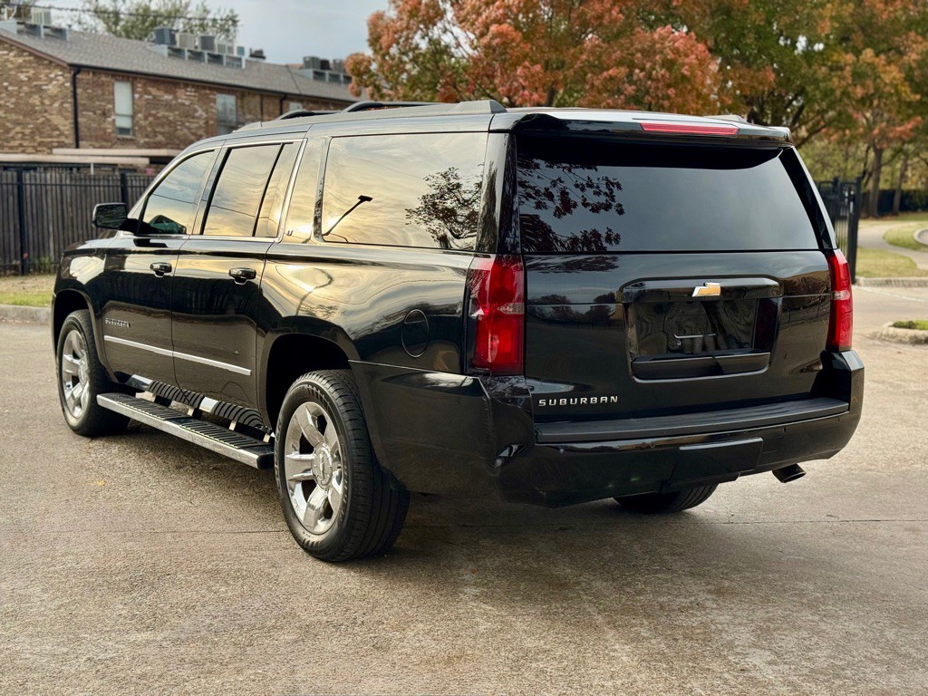 2017 Chevrolet Suburban Image 4