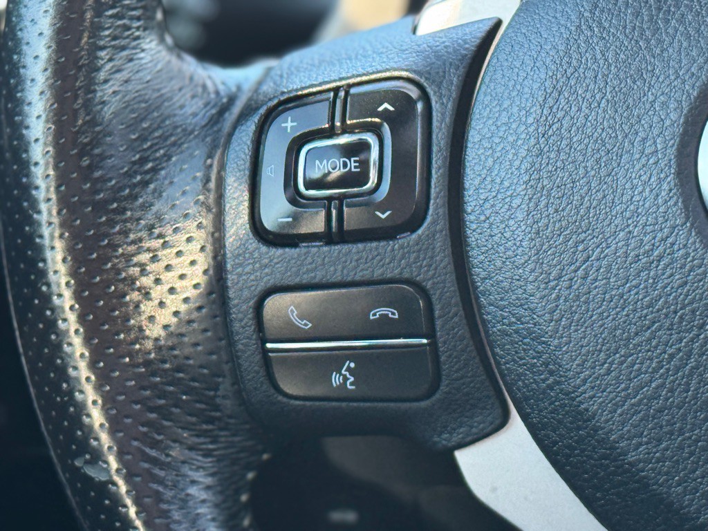 2017 Lexus IS 200t Image 11